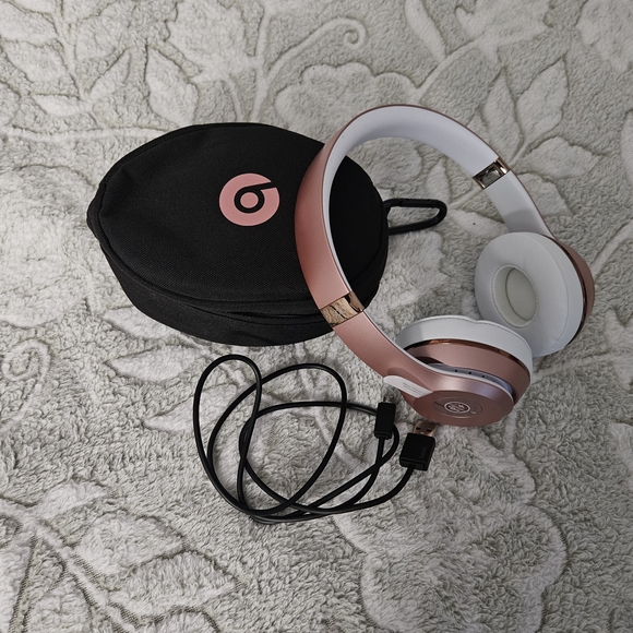 Beats Rose Gold Wireless Headphones with Case - Picture 1 of 2